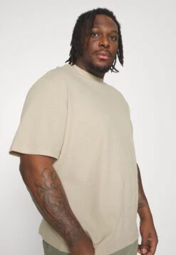 YOURTURN Unisex - Basic T-Shirt -Light Green/ Off-White -Yourturn 100f003a2e1d43cf9c75eab3d1bdbd33