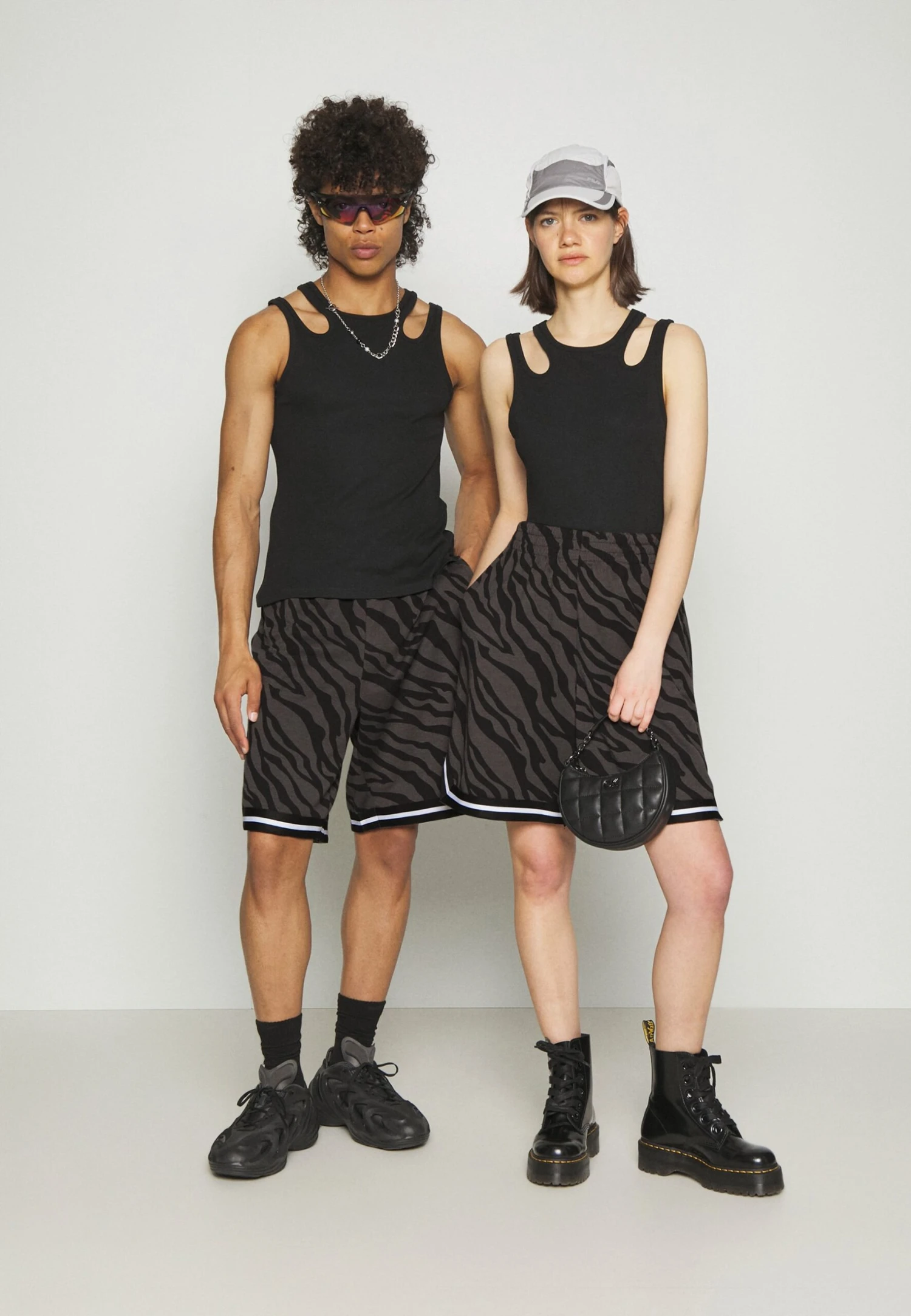 YOURTURN Unisex - Shorts - Dark Grey 4 YOURTURN Unisex - Shorts - Dark Grey - Image 2